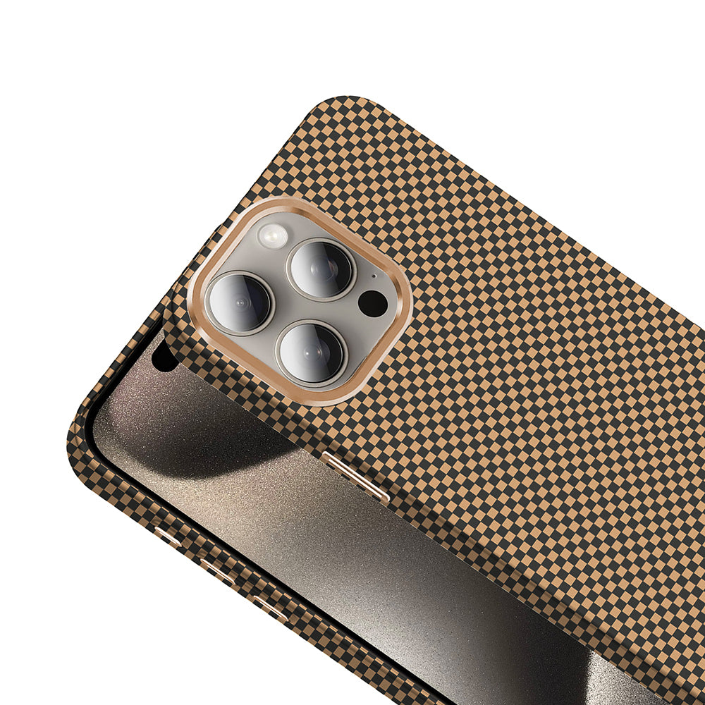 Apple iPhone 15 Pro Max Kılıf M-safe Şarj Özellikli Karbon Fiber Görünümlü Zore Gros Kapak Gold-Siyah